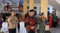 Alt Teks Sekretaris Daerah Kabupaten Bolaang Mongondow Abdullah Mokoginta memimpin apel peringatan Hari Keluarga Nasional (Harganas) Tahun 2026 di halaman Kantor Bupati Bolaang Mongondow. Kegiatan dirangkaikan dengan peluncuran Aplikasi SIKAT sebagai inovasi layanan keluarga berencana berbasis digital.
