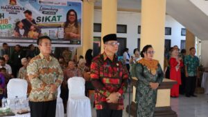 Alt Teks Sekretaris Daerah Kabupaten Bolaang Mongondow Abdullah Mokoginta memimpin apel peringatan Hari Keluarga Nasional (Harganas) Tahun 2026 di halaman Kantor Bupati Bolaang Mongondow. Kegiatan dirangkaikan dengan peluncuran Aplikasi SIKAT sebagai inovasi layanan keluarga berencana berbasis digital.