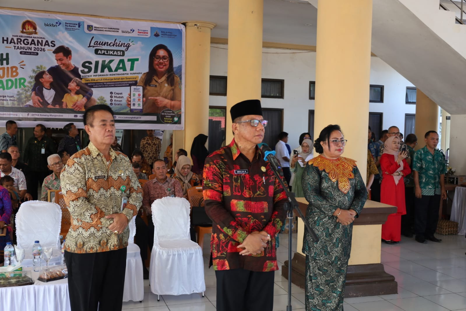 Alt Teks Sekretaris Daerah Kabupaten Bolaang Mongondow Abdullah Mokoginta memimpin apel peringatan Hari Keluarga Nasional (Harganas) Tahun 2026 di halaman Kantor Bupati Bolaang Mongondow. Kegiatan dirangkaikan dengan peluncuran Aplikasi SIKAT sebagai inovasi layanan keluarga berencana berbasis digital.