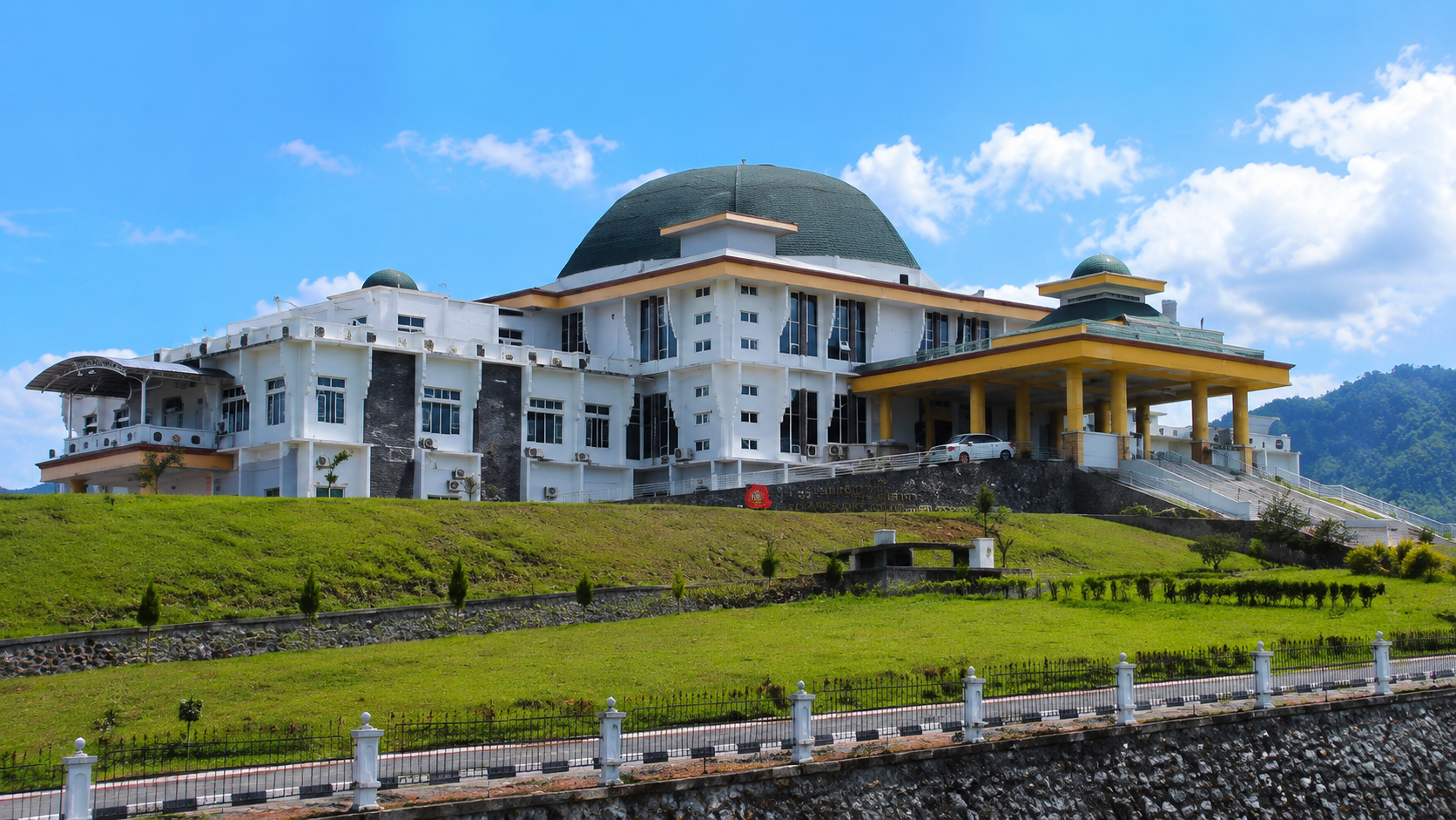 Kantor Bupati Bolaang Mongondow Timur di Tutuyan, Sulawesi Utara, sebagai pusat pemerintahan Kabupaten Boltim.