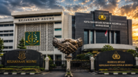 Ilustrasi gedung Kejaksaan Agung dan Mabes Polri sebagai simbol opini publik tentang penegakan hukum di Indonesia.