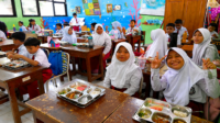 Siswa menikmati program Makan Bergizi Gratis di sekolah sebagai bagian dari upaya peningkatan gizi anak.