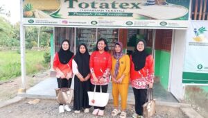 Ketua Chandra Kirana Dandim 1303 Bolaang Mongondow Irene Manashe Lomo bersama pengurus LKS Morobayat di Sentra Serat Nenas Totatex