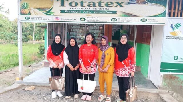 Ketua Chandra Kirana Dandim 1303 Bolaang Mongondow Irene Manashe Lomo bersama pengurus LKS Morobayat di Sentra Serat Nenas Totatex