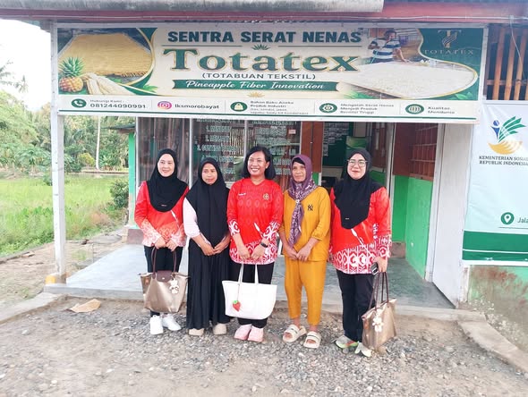 Ketua Chandra Kirana Dandim 1303 Bolaang Mongondow Irene Manashe Lomo bersama pengurus LKS Morobayat di Sentra Serat Nenas Totatex