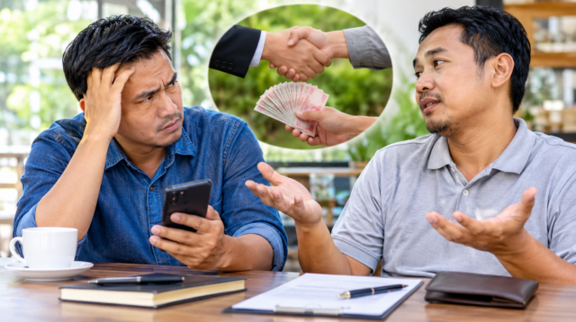 Dua orang teman membicarakan pinjaman uang yang belum dikembalikan dengan dokumen dan bukti transaksi di atas meja.